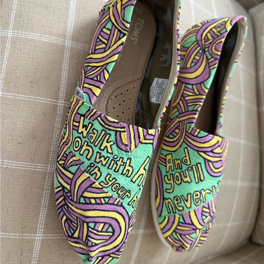 TOMS NWT Multicolor Graphic ‘You’ll Never Walk Alone’ Women's Flats Liverpool FC